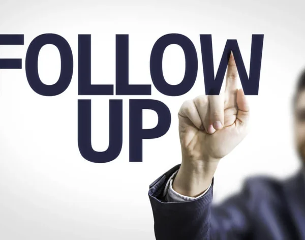 homem-executivo-assinalando-o-titulo-follow-up