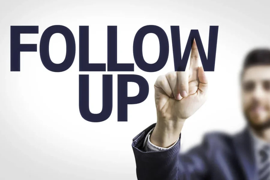 homem-executivo-assinalando-o-titulo-follow-up homem-executivo-assinalando-o-titulo-follow-up